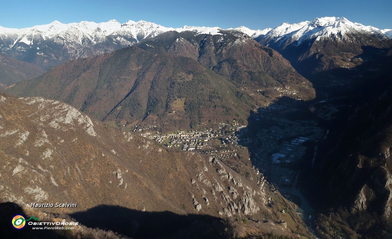 06 Panorama dal ripetitore, verso Piazza Brembana....JPG